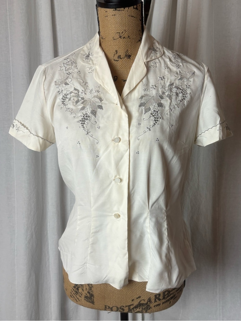 Vintage Asian Style Button Front Blouse Embroidered 60’s/70’s Ivory Small (34)